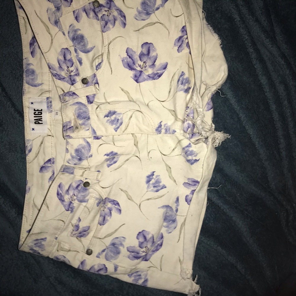 NEVER WORN... floral shorts..size 28
